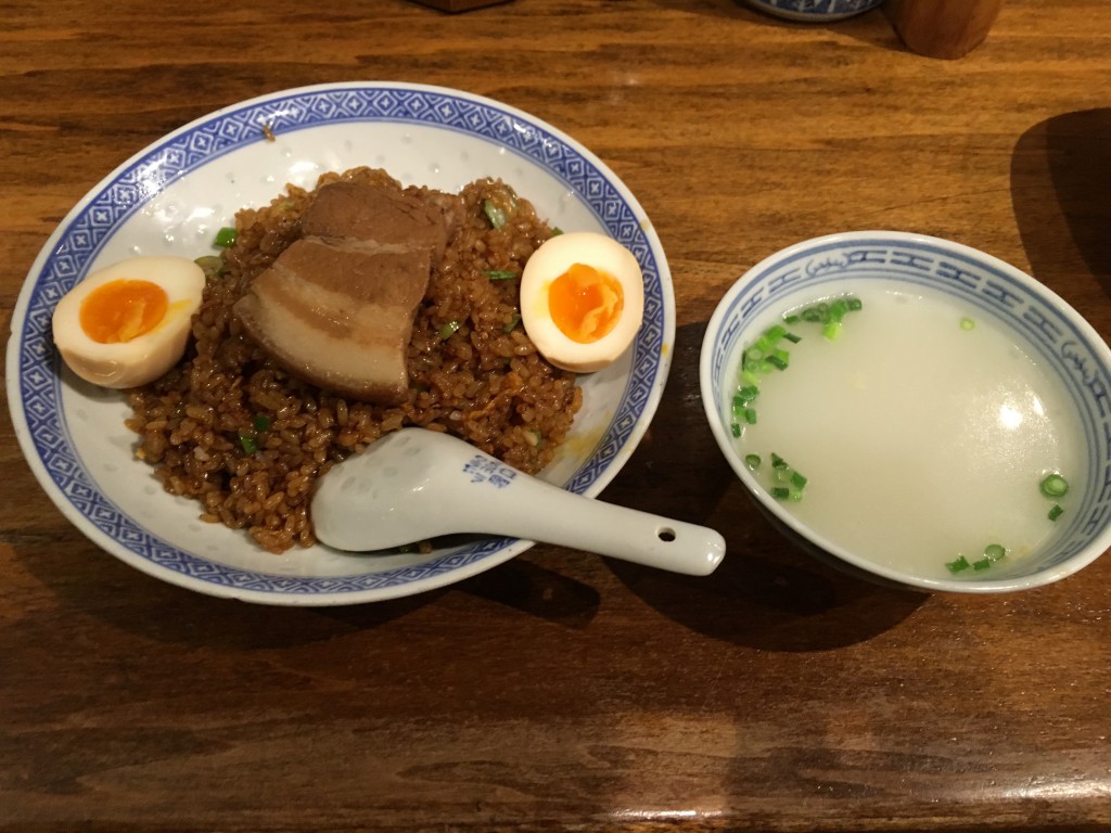 豚角煮と味玉乗せ醤油チャーハン