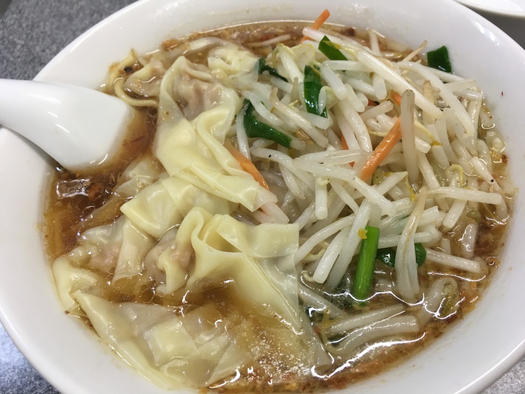 もやしワンタン麺（950円）