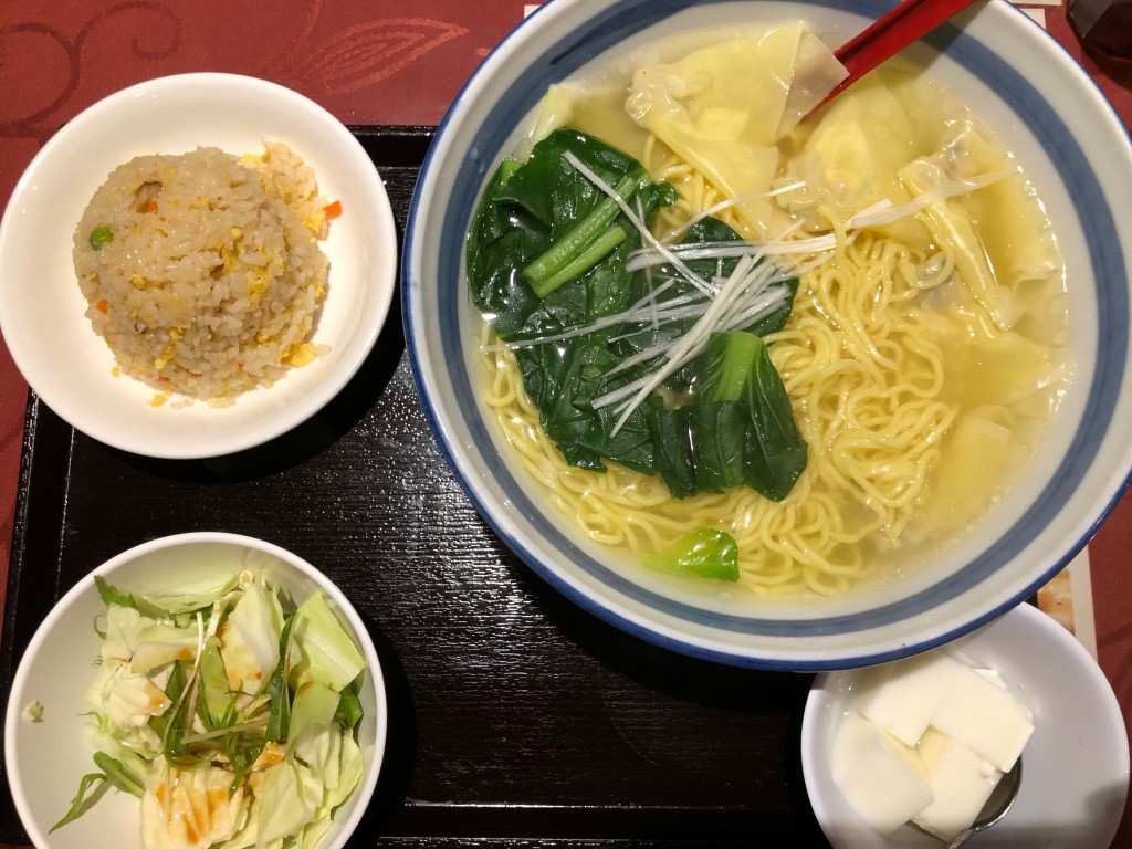 ワンタン麺+半チャーハンセット(880円)